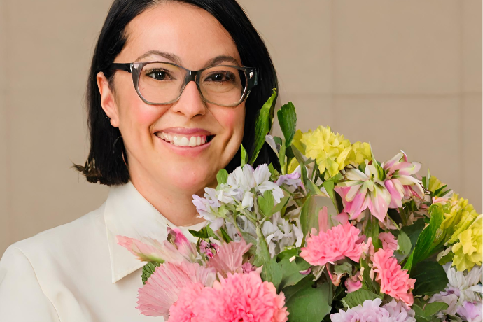 Secretaria con flores Secretaria con flores