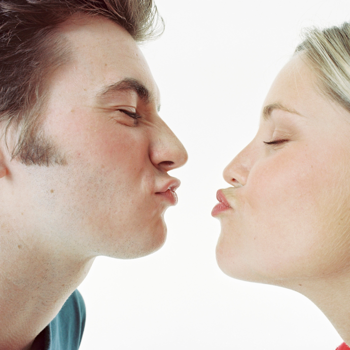 beso de pareja